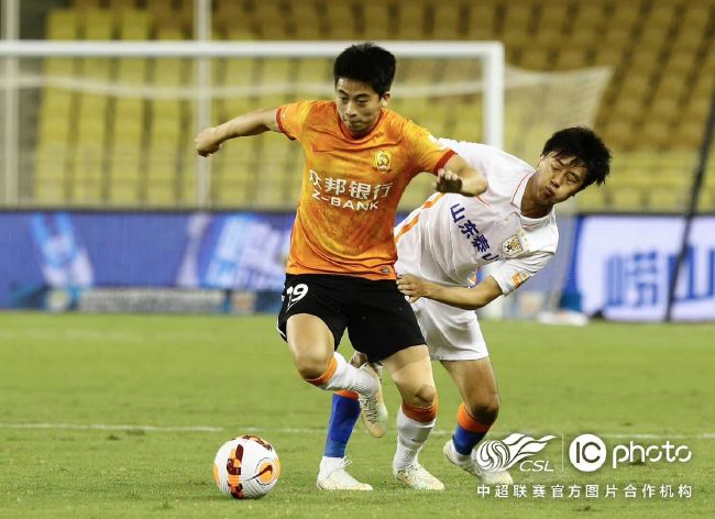 目前阿劳霍与巴萨的合同到2026年到期，违约金10亿欧元。